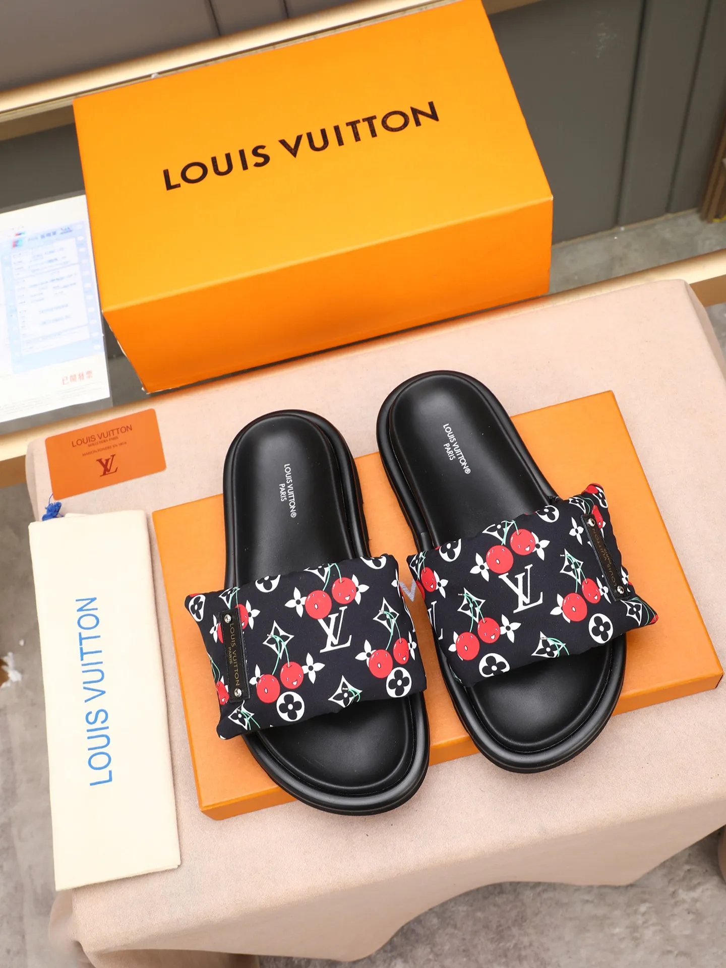PP360 [LOUIS VUITTON] Louis Vuitton, LV printing, men's and women's slippers are on the market. The drawer box packaging comes with a cloth bag and a card. The upper pattern looks very soft and waxy, and it is a super versatile leg slimming tool. Fabric: imported denim/canvas/old fabric, LV hardware LOGO, official website pattern printing, comfortable to wear, feet: high-elastic PU water table. Sole: foam sole, heel height: about 5cm. Code number: 35-46, 35, 45, 46 are custom-made and non-returnable. Color: multiple colors and styles available.